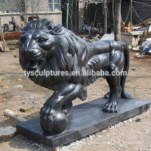Fast delivery a couple of black lion statue marble sculpture with ball